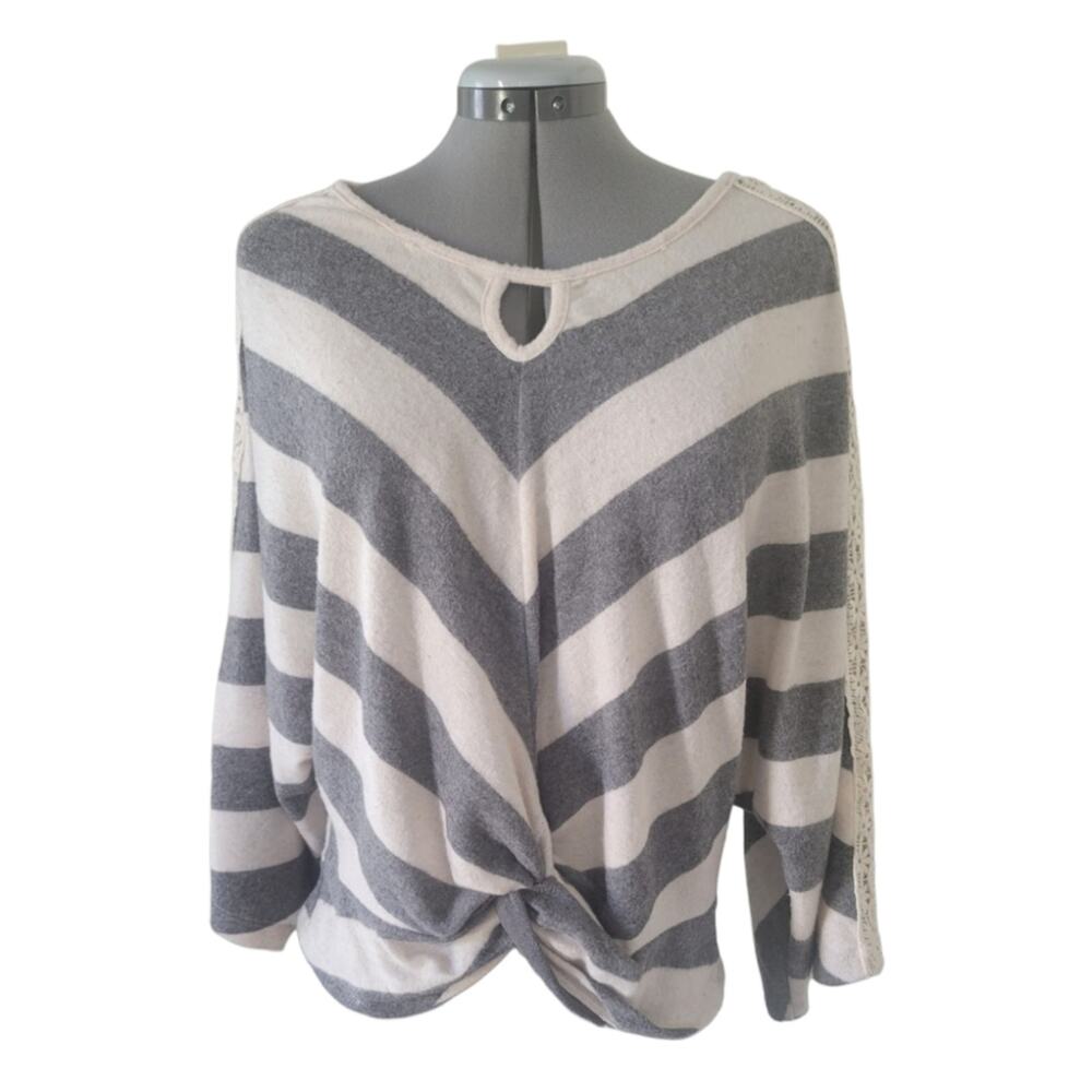 Bloomfield NWT Gray & Cream Chevron Knot Boho Top Bell Sleeve Size Medium